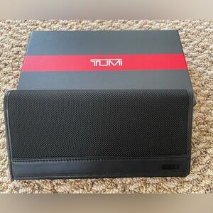 Tumi wallet - new